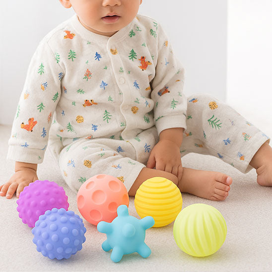 bébé admire joue balle sensorielle bébé clair