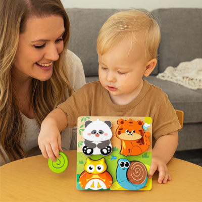 bébé fait puzzle bois animaux avec maman