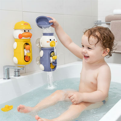enfant joyeux joue jeux baignoire bebe moulin