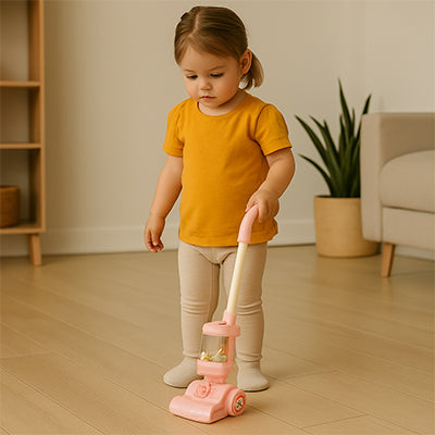 fillette joue aspirateur enfant couleur orange
