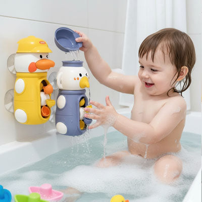 fillette joue jeux baignoire bebe éléphant violet