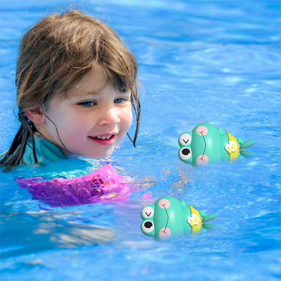 fillette joue piscine jouet de bain grenouilles fantaisistes