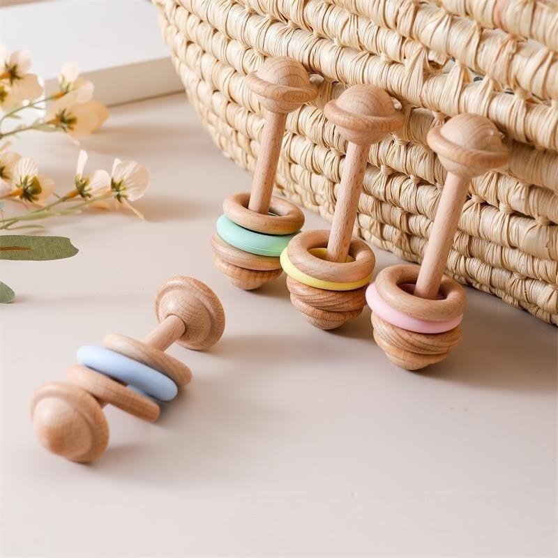 hochet bois couleurs posaient contre panier