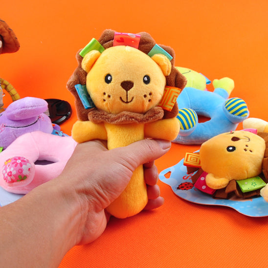 main tient hochet bebe lion sans rayures