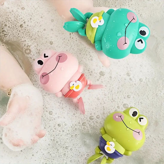 mains jouent jouet de bain baignoire bain moussant