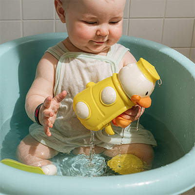 nourrisson assied bassine joue jeux baignoire bebe