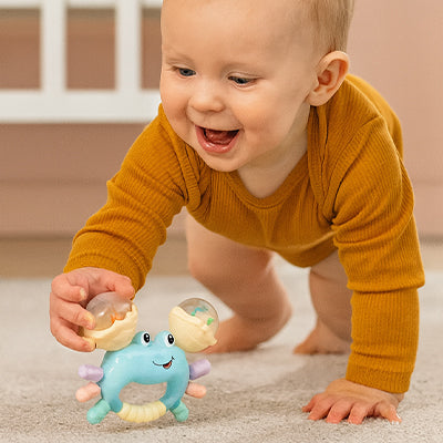 nourrisson joue crabe hochet bébé bleu jaune