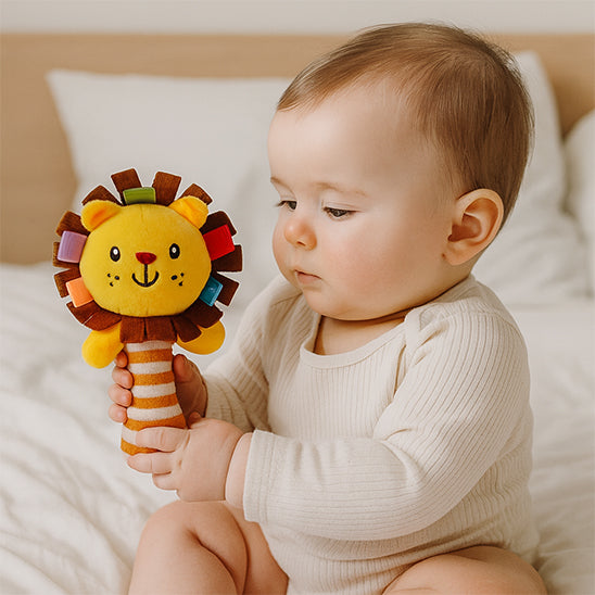 nourrisson manipule hochet bebe lion avec rayures