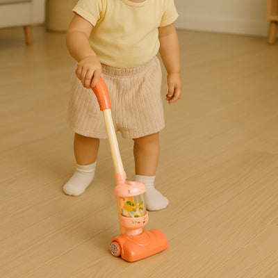 petit garçon pousse aspirateur enfant orange
