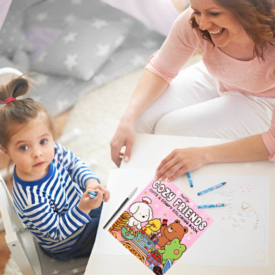 petite fille maman dessinent livre de coloriage rose