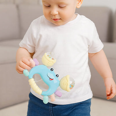 tout petit joue hochet bébé bleu crabe