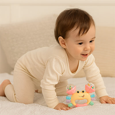 tout petit joue hochet bébé crabe jaune