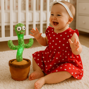 bébé fille heureuse s'amuse cactus qui danse