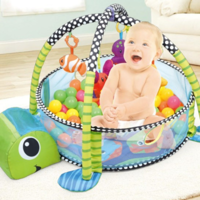bébé joue avec balles sur tapis d'éveil