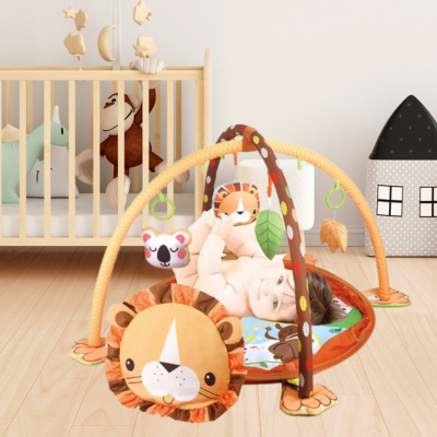 bébé joue sur tapis d'éveil avec jouets suspendus