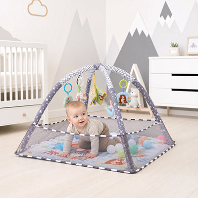bébé joue tapis d'éveil avec arche