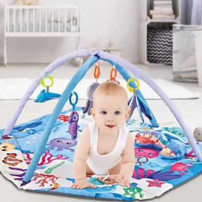 bébé quatre pattes sur tapis bebe eveil bleu
