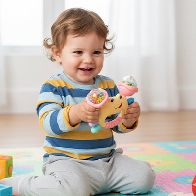 enfant joyeux joue hochet bébé jaune rose