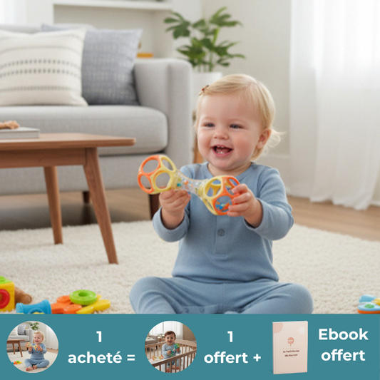 fille tient hochet pour bebe couleur jaune orange
