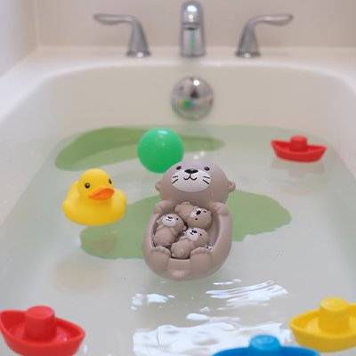 jouet baignoire bebe loutre dans bain eau