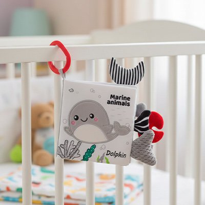 Livre bebe en tissus marins accroché lit barreau