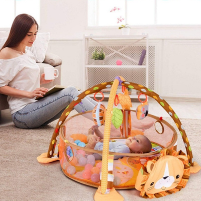 maman lit avec bébé allongé sur tapis d'éveil