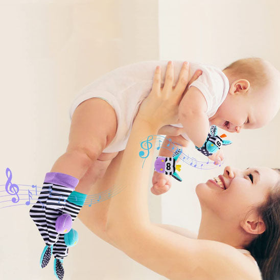 maman porte nourrisson hochet bébé violet bleu chaussettes