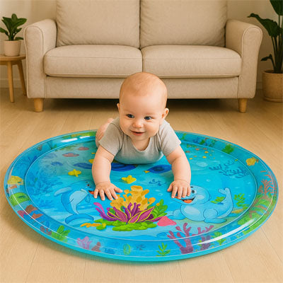 nourrisson heureux joue tapis d'eau bébé rond