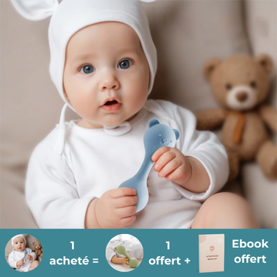 nourrisson tient hochet bébé bleu silicone ours