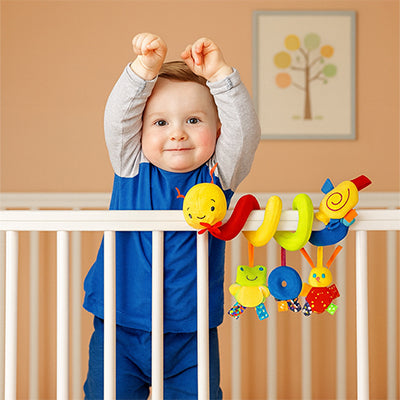 petit garçon debout lit barreau spirale d'activité bébé chenille