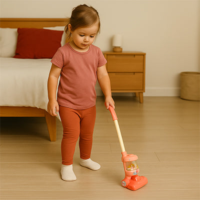 petite fille joue ménage avec aspirateur enfant