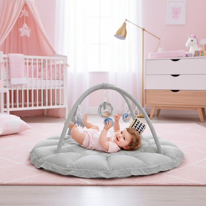 petite fille joue tapis d'éveil bébé