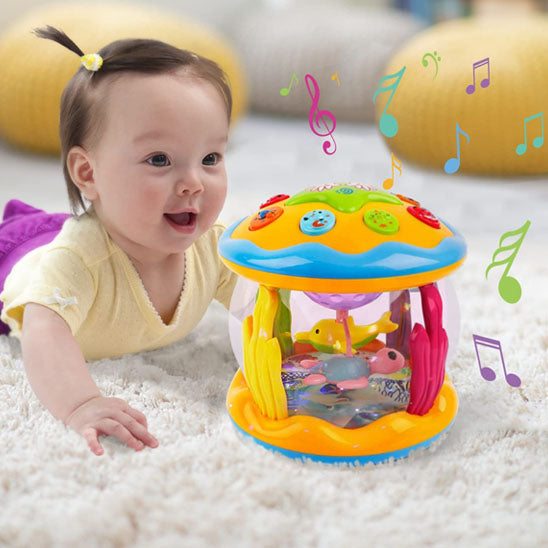 petite fille s'amuse jouet musical bebe tortue dauphin